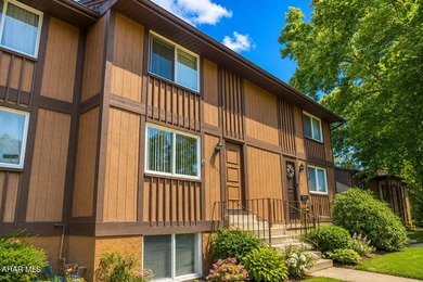 Welcome home to this move-in ready, low-maintenance 2-bedroom, 1 - photo 2