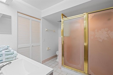 Location, Location, Location and pet friendly. Spacious and - photo 20