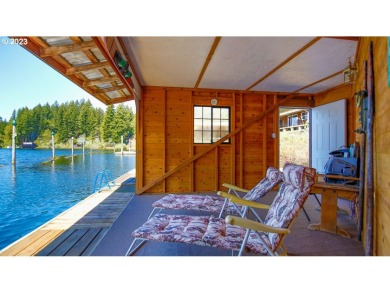 North Tenmile Lake Home For Sale in Lakeside Oregon