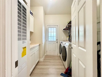 Beautiful and spacious 3-bedroom, 2-bathroom mobile home located - photo 14