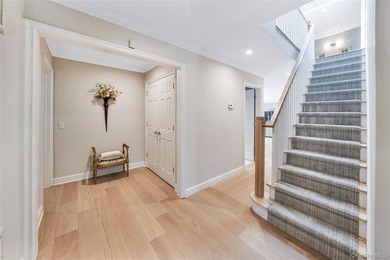 Located in the heart of Lake Success, this elegantly sun - photo 15