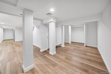 Located in the heart of Lake Success, this elegantly sun - photo 19