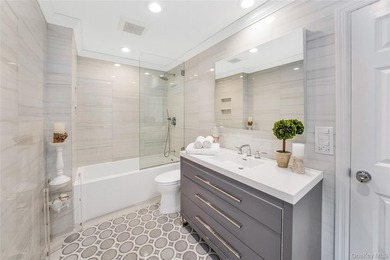 Located in the heart of Lake Success, this elegantly sun - photo 21
