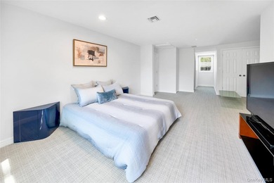 Located in the heart of Lake Success, this elegantly sun - photo 27