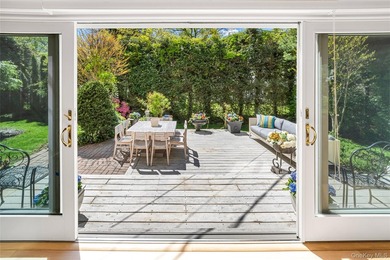 Located in the heart of Lake Success, this elegantly sun - photo 28