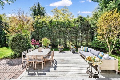 Located in the heart of Lake Success, this elegantly sun - photo 29