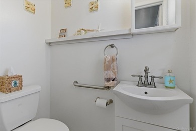 Spacious & clean 3 bedroom/2.5 bath adorable ranch in the heart - photo 9