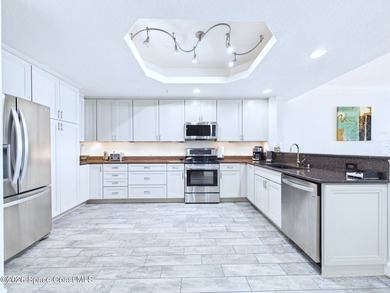 Welcome to Paradise! This fully renovated 3 bedroom/ 2 bath unit - photo 4