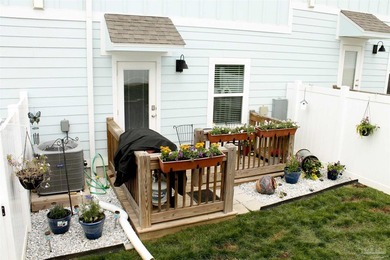 Welcome to this beautifully maintained, like-new townhome in - photo 4