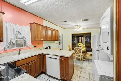 Stunning furnished manufactured home in guard-gated community - photo 8