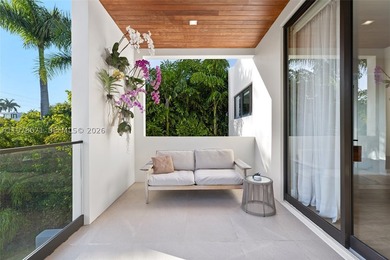 Recently reimagined with a comprehensive landscape and outdoor - photo 32