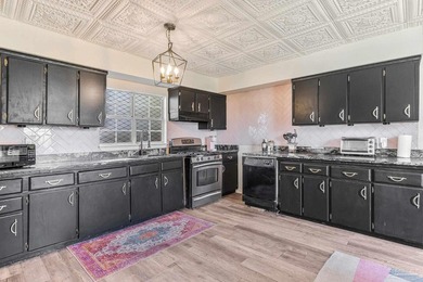 Well-located 2 bedroom, 2 bathroom home offering 1,042 square - photo 3