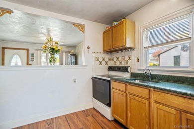 Welcome home to this charming cottage-style 2-3 bedroom home - photo 10