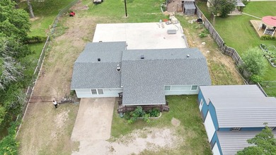 Located inside the city limits on Lake Tawakoni, this waterfront - photo 32