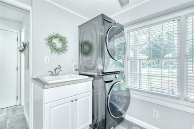Welcome to this absolutely stunning, meticulously maintained - photo 16