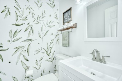 Welcome to this absolutely stunning, meticulously maintained - photo 17