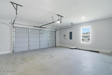This beautiful 4 bedroom, 2 1/2 bathroom stucco home has board - photo 24
