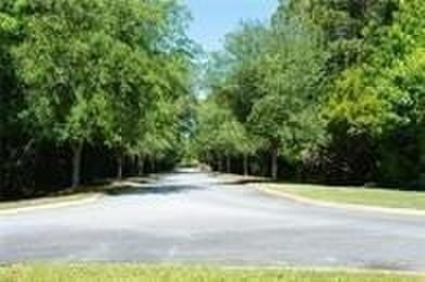 This beautiful 4 bedroom, 2 1/2 bathroom stucco home has board - photo 29