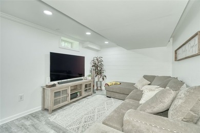 Welcome to this absolutely stunning, meticulously maintained - photo 38