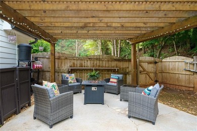 Rare opportunity to own a charming 3-bedroom, 2-bath ranch on 2 - photo 6