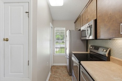Charming end-unit cottage with an open floor plan that is - photo 4