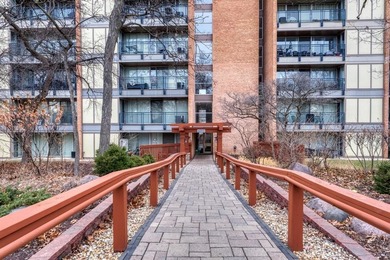 Four Lakes Condo Active Under Contract in Lisle Illinois