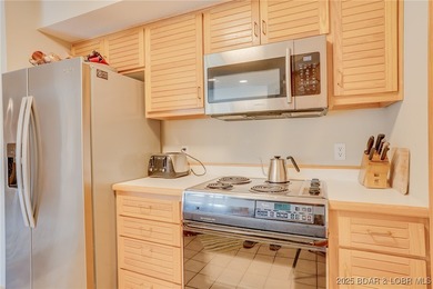 Beautiful, light and bright 2 level condo that feels more like a - photo 9