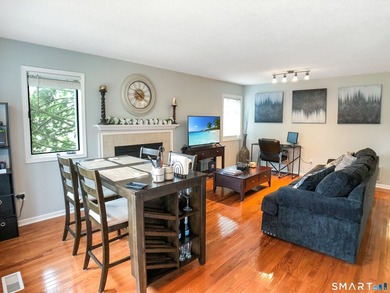 Exceptional end-unit one-bedroom condo offering privacy - photo 1