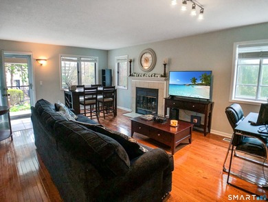 Exceptional end-unit one-bedroom condo offering privacy - photo 2
