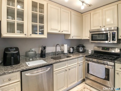 Exceptional end-unit one-bedroom condo offering privacy - photo 3
