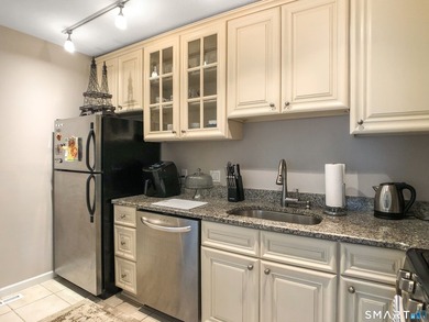 Exceptional end-unit one-bedroom condo offering privacy - photo 4