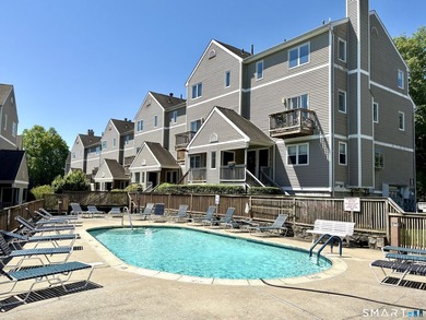 Exceptional end-unit one-bedroom condo offering privacy - photo 9