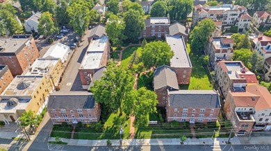 Welcome to Alden Gardens, one of Great Neck Plaza's most - photo 7