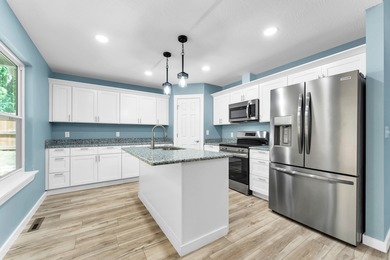 Lake Taneycomo Home For Sale in Forsyth Missouri