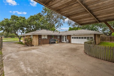 What a darling home in a very desired neighborhood! 3/2/2 with 2 - photo 27