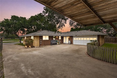 What a darling home in a very desired neighborhood! 3/2/2 with 2 - photo 28