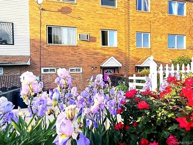 Welcome to 129-15 Sidway Place! A well-maintained attached brick - photo 1