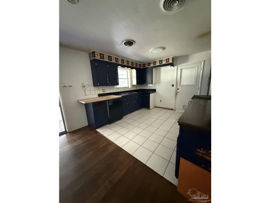 Investment opportunity!! This 4 bed/ 2 bath home has ample - photo 4