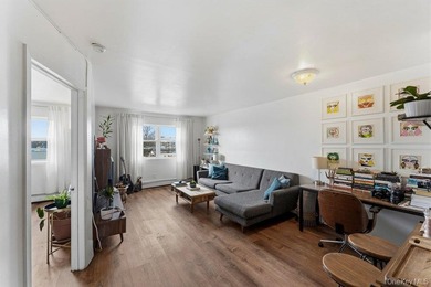 Welcome to 129-15 Sidway Place! A well-maintained attached brick - photo 7
