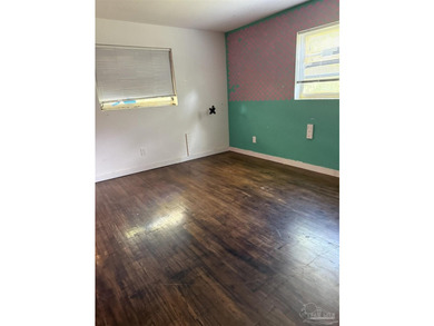 Investment opportunity!! This 4 bed/ 2 bath home has ample - photo 7