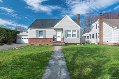 Charming Cape in Glen Cove - Space, Style, and Convenience - photo 1