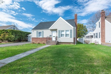 Charming Cape in Glen Cove - Space, Style, and Convenience - photo 2
