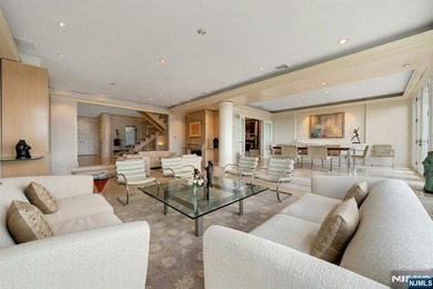 Spectacular 3-story townhouse with elevator offering over 4,500 - photo 11