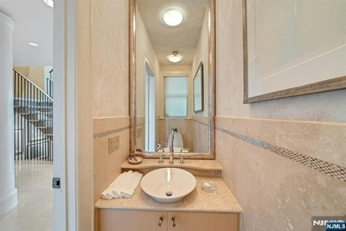 Spectacular 3-story townhouse with elevator offering over 4,500 - photo 12