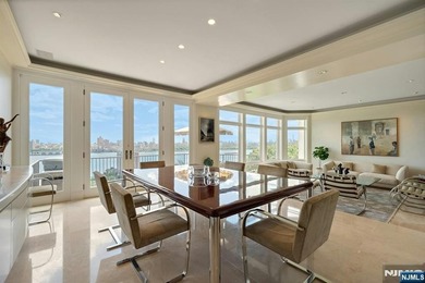 Spectacular 3-story townhouse with elevator offering over 4,500 - photo 13