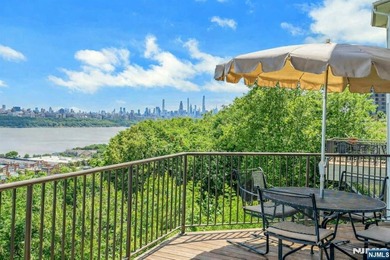 Spectacular 3-story townhouse with elevator offering over 4,500 - photo 14