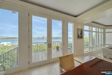 Spectacular 3-story townhouse with elevator offering over 4,500 - photo 15