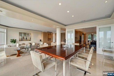 Spectacular 3-story townhouse with elevator offering over 4,500 - photo 17
