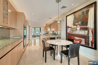 Spectacular 3-story townhouse with elevator offering over 4,500 - photo 18
