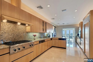 Spectacular 3-story townhouse with elevator offering over 4,500 - photo 20